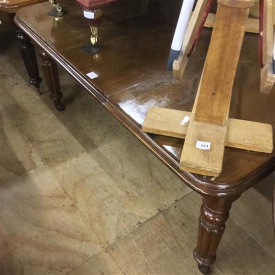 Victorian mahogany extending dining table(-)